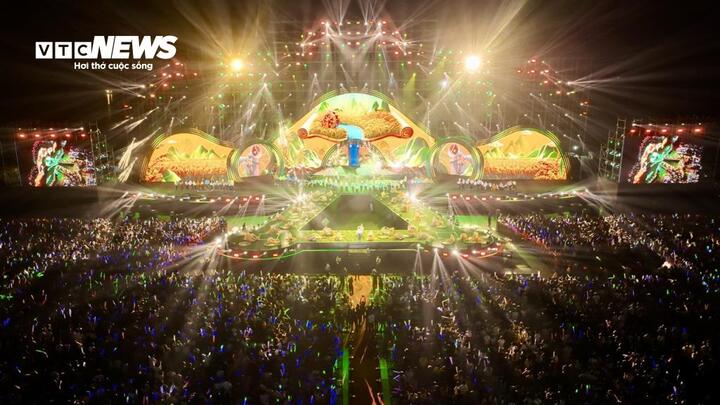 “Thanh âm di sản” tiếp nối bằng chiều sâu văn hóa với lời ru, câu hát, làn điệu dân gian giàu bản sắc và khép lại là “Thanh âm kỷ nguyên mới” - không gian âm nhạc hiện đại, trẻ trung, nơi những giá trị truyền thống được làm mới, lan tỏa tinh thần đổi mới và khát vọng vươn lên.