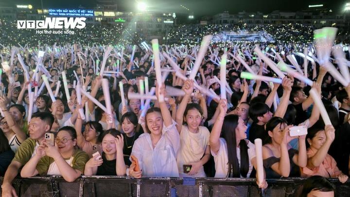 Khán giả bùng nổ trong đêm nghệ thuật.