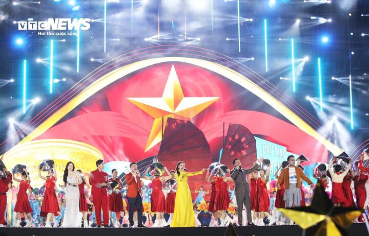 Khép lại chương trình, NSƯT Đăng Dương, NSƯT Hoàng Tùng, Thu Thủy, rapper Rica… trình diễn liên khúc “Quảng Ninh những ngày rực rỡ – Rạng ngời Việt Nam tôi”, kết thúc đêm diễn trong không khí hào hùng, rực rỡ.