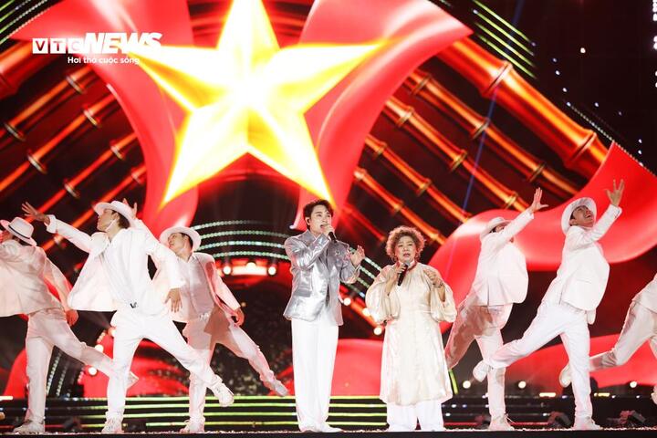 NSND Thanh Hoa cùng Trúc Nhân thể hiện “Made in Việt Nam”, mang đến màn kết hợp ấn tượng.