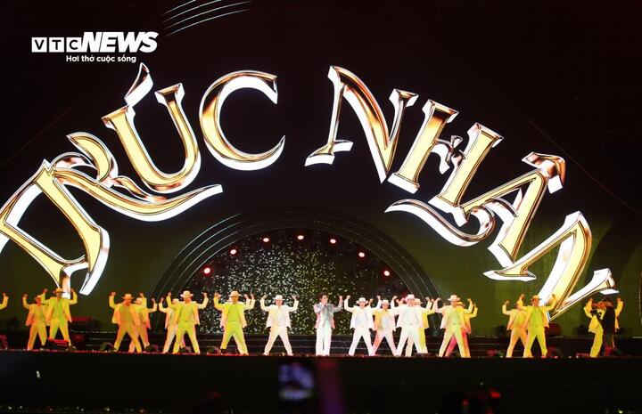 Ca sĩ Trúc Nhân “đốt cháy” sân khấu với loạt ca khúc sôi động.