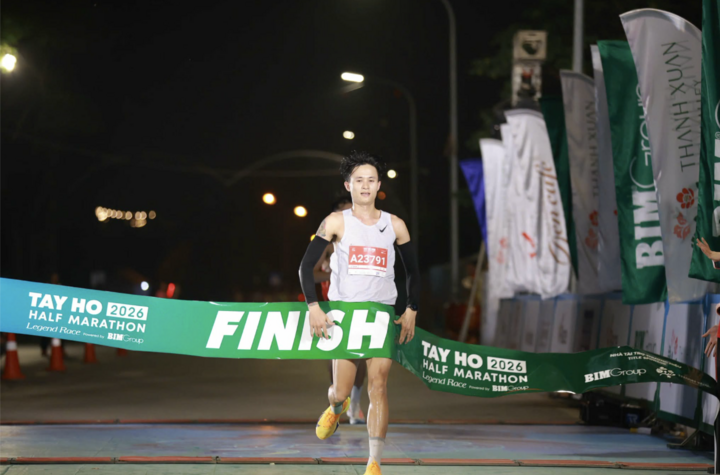 Nguyễn Trung Cường giành chức vô địch cự ly bán marathon 21km ở nội dung nam.
