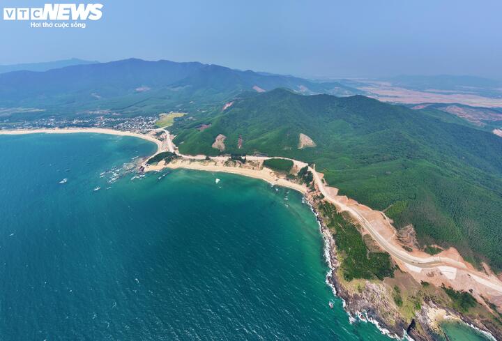 Điểm nhấn của tuyến đường là cung đường đèo ven biển tuyệt đẹp qua địa bàn 2 xã Phù Mỹ Đông và Hoài Nhơn Đông. Nơi đây có cảnh quan hùng vĩ, hoang sơ, một bên là núi đá, một bên là biển xanh.