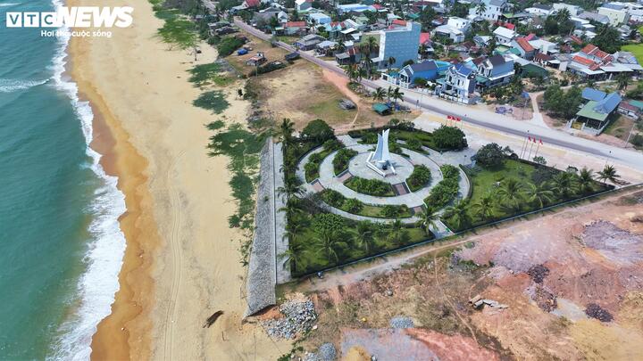 Nằm trong dự án tuyến đường ven biển "nghìn tỷ" ĐT639, kết nối trung tâm phố biển Quy Nhơn với "thủ phủ" cá ngừ đại dương Hoài Nhơn nên đoạn đường này cũng đi qua địa điểm Di tích lịch sử nổi tiếng là Bến Tàu không số - Bãi biển Lộ Diêu.