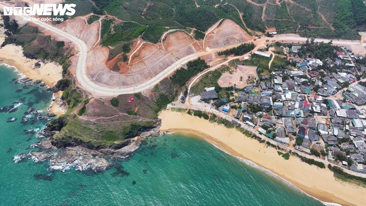 Cung đường đèo uốn lượn đi qua điểm du lịch nổi tiếng Mũi Gành Hoài Hải với một bên là vách đá dựng đứng, một bên là biển xanh bao la. Đây cũng chính là "đặc sản" của toàn tuyến đường ven biển ĐT.639.