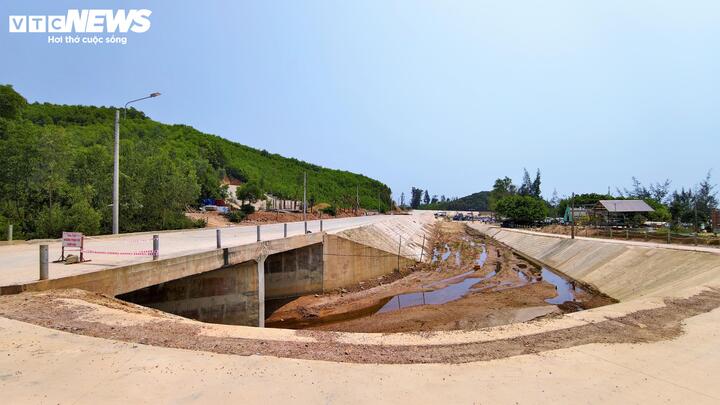 Trên toàn tuyến có 3 cầu: cầu Hà Ra (xã Phù Mỹ Đông) sẽ được xây dựng thêm 1 cầu mới bên cạnh cầu cũ; cầu Công Lương (phường Hoài Nhơn Đông) sẽ được xây dựng mới hoàn toàn; cầu Lại Giang (phường Hoài Nhơn Đông) sẽ được giữ nguyên.