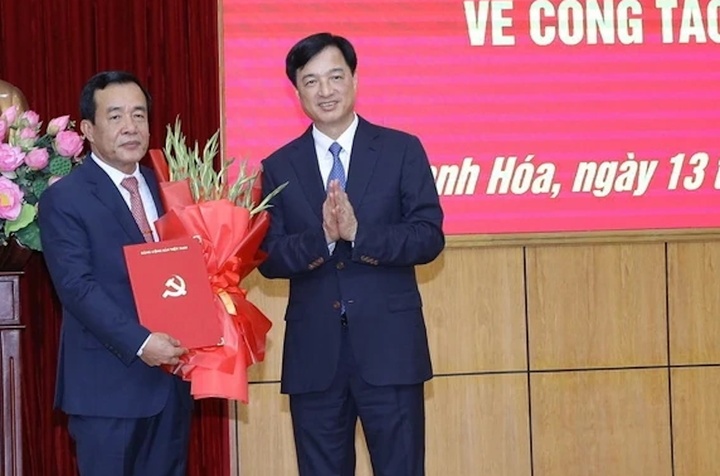 Ủy viên Bộ Chính trị, Bí thư Trung ương Đảng, Trưởng Ban Tổ chức Trung ương Nguyễn Duy Ngọc dự và trao quyết định của Bộ Chính trị điều động, phân công Thượng tướng Lê Đức Thái giữ chức Bí thư Tỉnh ủy Thanh Hóa.