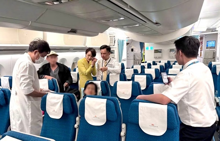 Hành khách rơi vào trạng thái không phản hồi trên chuyến bay VN099 của Vietnam Airlines được sơ cứu bởi tổ bay và hai bác sĩ đi cùng. (Ảnh: VNA)