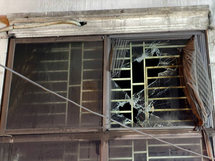 Ô cửa kính bị sức nóng làm vỡ vụn.
