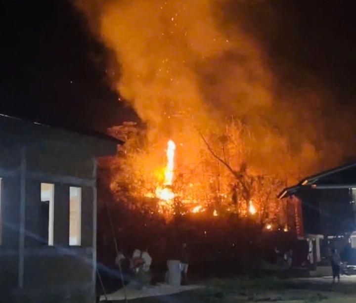 Đám cháy rừng lan khá nhanh, có nguy cơ đe doạ khu dân cư lân cận ở nước bạn Lào. (Ảnh: Công an Quảng Trị)