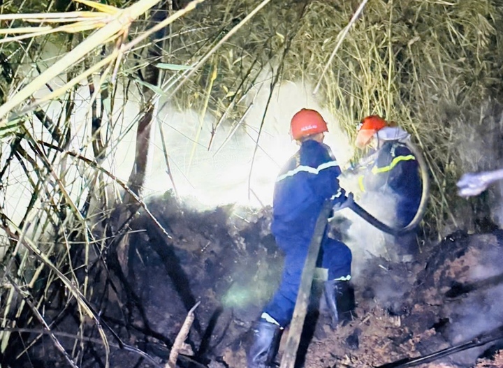 Cán các bộ thuộc Phòng Cảnh sát PCCC&CNCH Công an Quảng Trị hỗ trợ nước bạn Lào dập tắt vụ cháy rừng, bảo vệ an toàn cho khu dân cư. (Ảnh: Công an Quảng Trị)