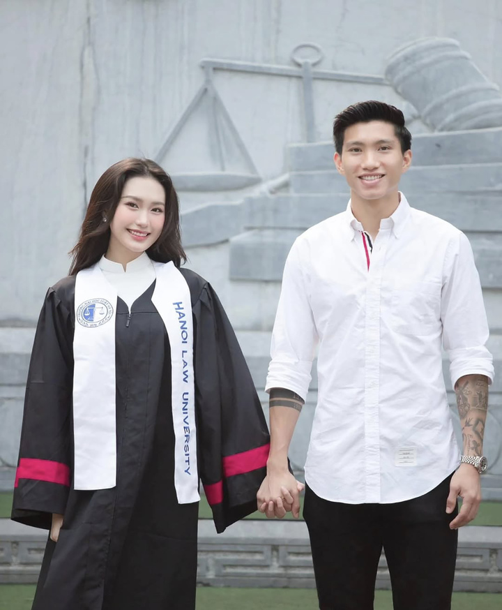 Không chỉ ngoại hình, cô còn khiến nhiều người bất ngờ bởi nền tảng học vấn. Cô có chứng chỉ IELTS 7.0, tốt nghiệp xuất sắc hệ cử nhân tại Đại học Luật Hà Nội. Hiện tại, bà xã Đoàn Văn Hậu cũng đang theo học chương trình Thạc sĩ Luật tại ĐH Luật Hà Nội.