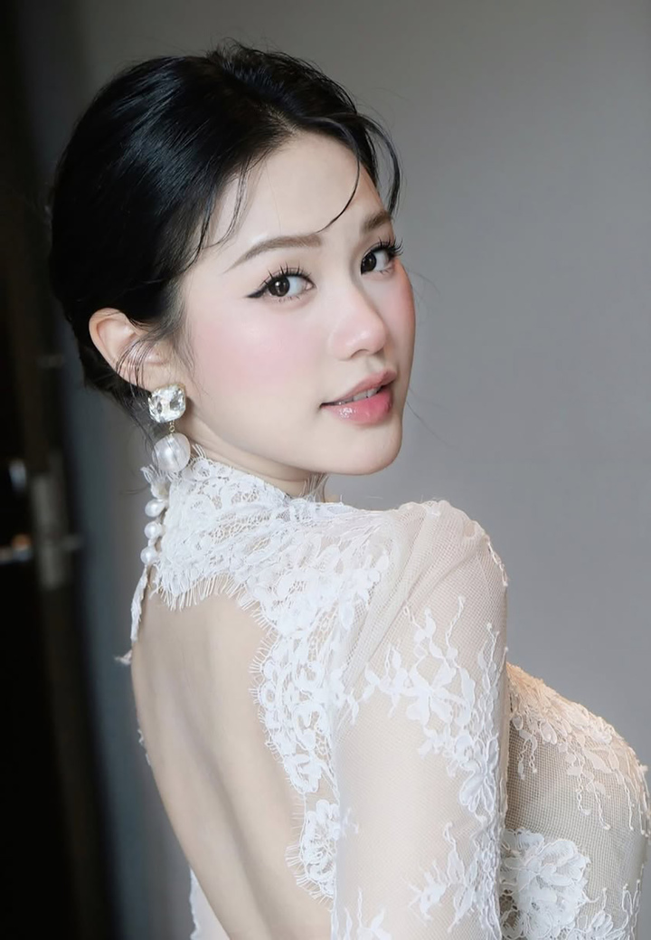 Doãn Hải My sinh năm 2001 ở Hà Nội, được nhiều người biết đến khi vào Top 10 Hoa hậu Việt Nam 2020 và giành giải "Người đẹp tài năng". Cô có loạt tài lẻ như đàn, hát, vẽ... từng gây sốt mạng xã hội một thời.