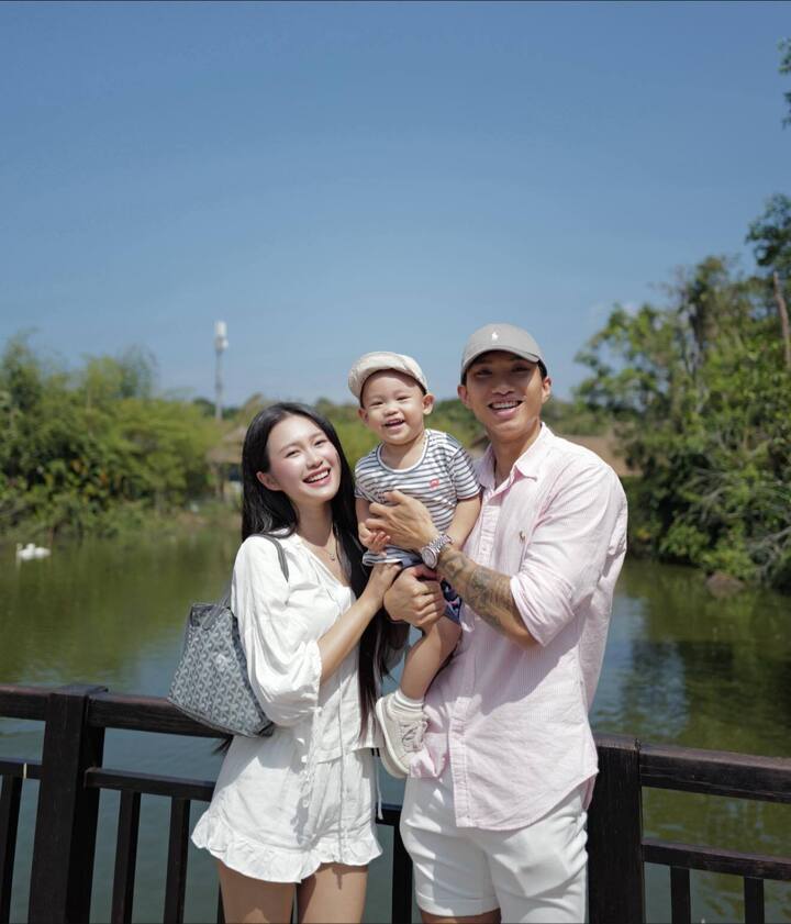 Những năm qua, Doãn Hải My tập trung hoàn toàn cho cuộc sống "mẹ bỉm sữa". Cô và ông xã thoải mái chia sẻ khoảnh khắc đời thường của con, thậm chí lập một tài khoản mạng xã hội riêng cho bé Lúa, tên thật là Minh Đăng, để lưu giữ kỷ niệm.