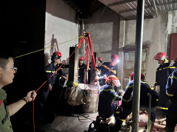 Lực lượng công an đưa thi thể cháu H từ dưới giếng lên.