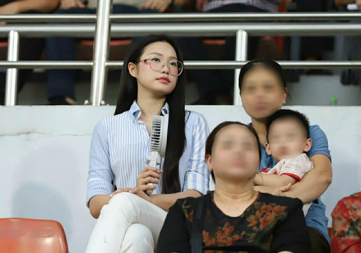 Doãn Hải My có mặt tại sân Trung tâm đào tạo bóng đá trẻ PVF cổ vũ Đoàn Văn Hậu.