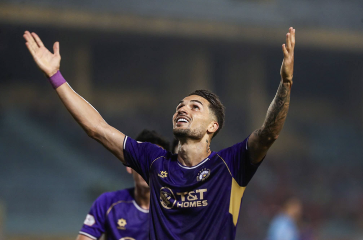 Hoàng Hên ăn mừng theo phong cách của Jude Bellingham theo lời hứa với Sơn Tùng. (Nguồn: Hanoi Football Club)