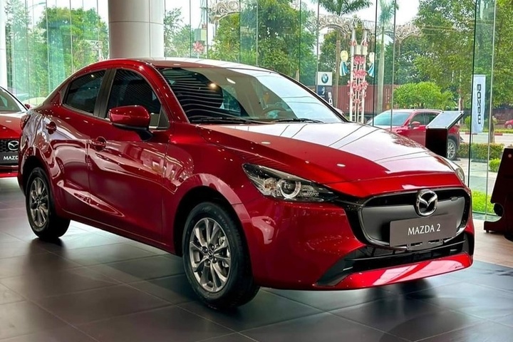 Mazda2 là lựa chọn phổ biến trong nhóm xe gầm thấp nhập khẩu nguyên chiếc.