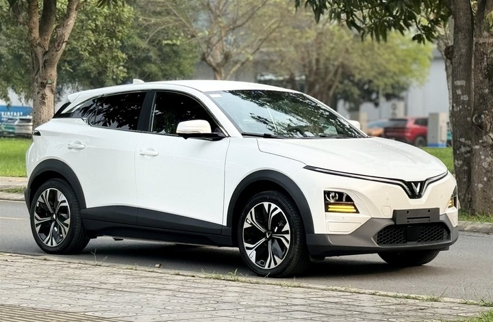 VinFast VF 6 ghi điểm với khách hàng gia đình nhờ không gian rộng rãi và tính năng an toàn thông minh.