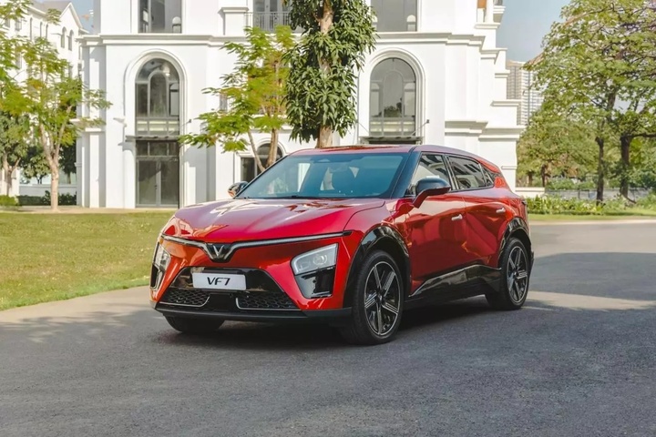 VinFast VF 7 là lựa chọn của nhóm khách hàng yêu thích công nghệ và thiết kế trẻ trung.