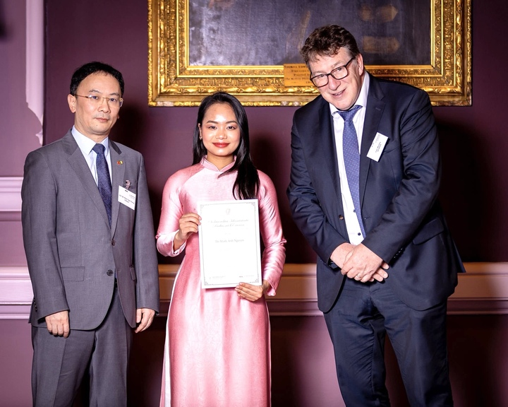 Minh Anh (giữa) nhận giải thưởng học bổng Chính phủ Ireland hôm 27/3 vừa qua.