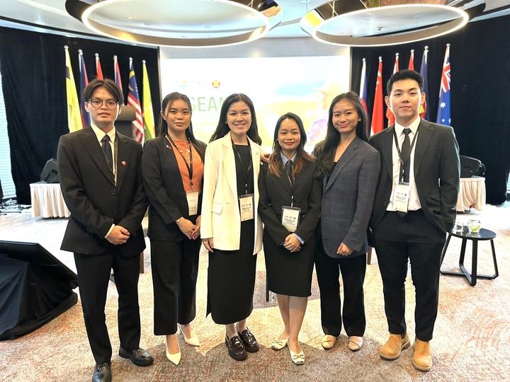 Minh Anh (thứ 4 từ trái sang) là 1 trong 4 đại biểu Việt Nam tham dự diễn đàn ASEAN Green Job Forum 2024, tại Kuala Lumpur - Malaysia.