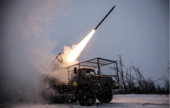 Binh sĩ Ukraine khai hỏa hệ thống phóng tên lửa Grad MLRS về phía quân đội Nga. Ảnh: Reuters