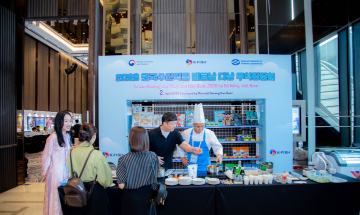 Đầu bếp trình diễn chế biến các món ăn từ hải sản K-Fish, thu hút sự chú ý đặc biệt của các khách mời. (Nguồn: K-Fish)