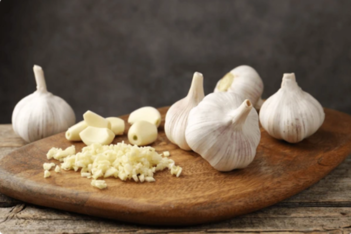 Tỏi có thể góp phần làm chậm quá trình suy giảm chức năng não liên quan đến các bệnh như Alzheimer (Ảnh: Shutterstock)