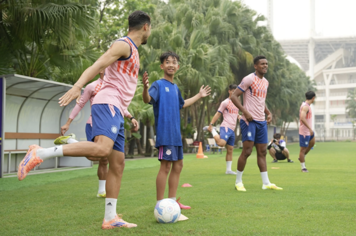 Hoàng Hên đã có buổi gặp gỡ với Sơn Tùng 1 ngày trước trận đấu với Hà Tĩnh. (Nguồn: Hendrio Araujo/Facebook)