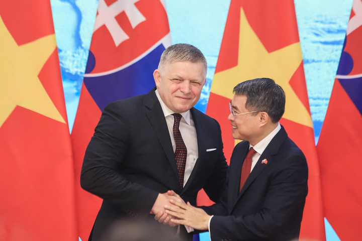 Thủ tướng Lê Minh Hưng và Thủ tướng Cộng hòa Slovakia Robert Fico thông qua Tuyên bố chung về việc nâng cấp quan hệ Việt Nam – Slovakia lên Đối tác chiến lược.