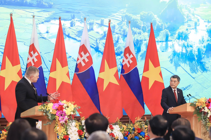 Hai Thủ tướng gặp báo chí.