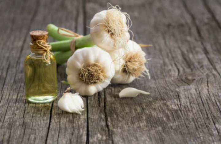 Tỏi sống chứa allicin, một hợp chất giúp tăng cường hệ thống miễn dịch. (Ảnh: Shutterstock)