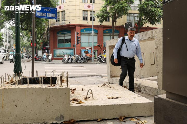 Vật liệu xây dựng được tập kết trên vỉa hè, chiếm lối của người dân, du khách.