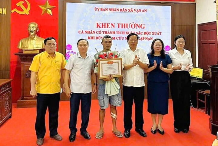 Lãnh đạo địa phương khen thưởng cho anh Nguyễn Trọng Khanh