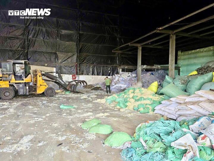 Chất thải được tập kết, xử lý qua loa rồi đổ trộm ra môi trường. (Ảnh: Công an cung cấp)