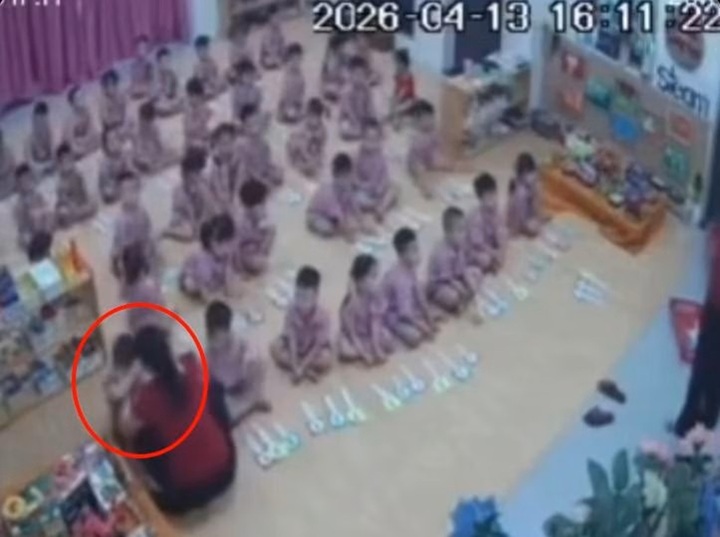 Hình ảnh lớp học nơi bé trai 4 tuổi bị bạo hành. (Ảnh cắt từ clip)
