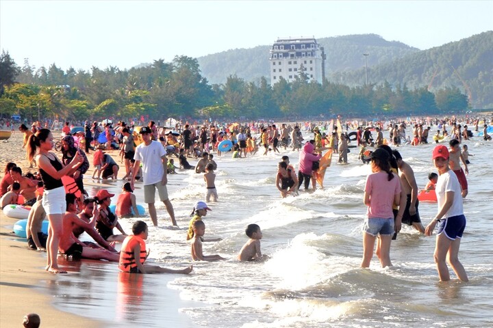 Du khách về với biển Cửa Lò ngày càng nhiều