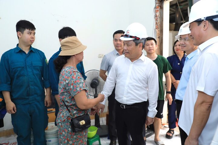 Chủ tịch Hà Nội Vũ Đại Thắng gặp gỡ các hộ dân thuộc diện thu hồi đất, lắng nghe tâm tư và vận động người dân đồng thuận di dời.