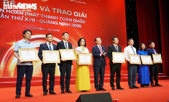 Tổng Giám đốc VOV Đỗ Tiến Sỹ trao tặng Bằng khen cho các đơn vị của VOV và tỉnh Quảng Ninh đã phối hợp tổ chức thành công Liên hoan Phát thanh toàn quốc lần thứ XVII.