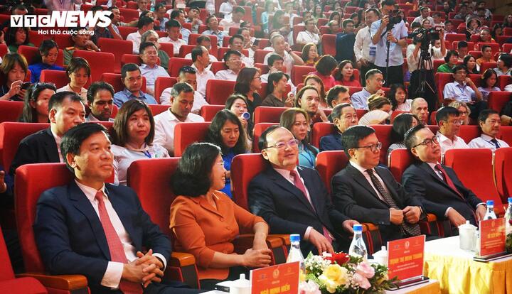 Các đại biểu lãnh đạo Báo Nhân dân, tỉnh Quảng Ninh và Đài Tiếng nói Việt Nam tại đêm bế mạc, trao giải Liên hoan Phát thanh toàn quốc lần thứ XVII.