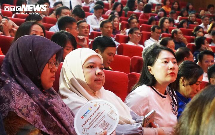 Đại biểu khách quốc tế chăm chú theo dõi việc trao giải tại đêm bế mạc.