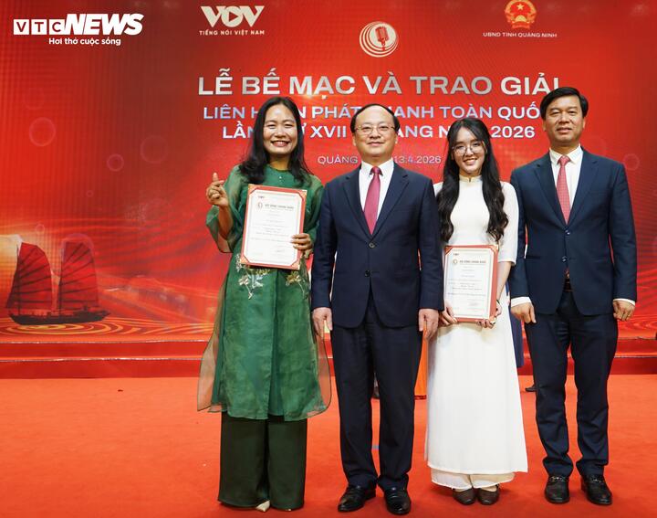 Đại diện nhóm tác giả Báo Điện tử VTC News đoạt giải tại kỳ Liên hoan Phát thanh toàn quốc lần thứ XVII chụp hình lưu niệm cùng Tổng Giám đốc VOV Đỗ Tiến Sỹ và Phó Tổng Giám đốc VOV Ngô Minh Hiển.