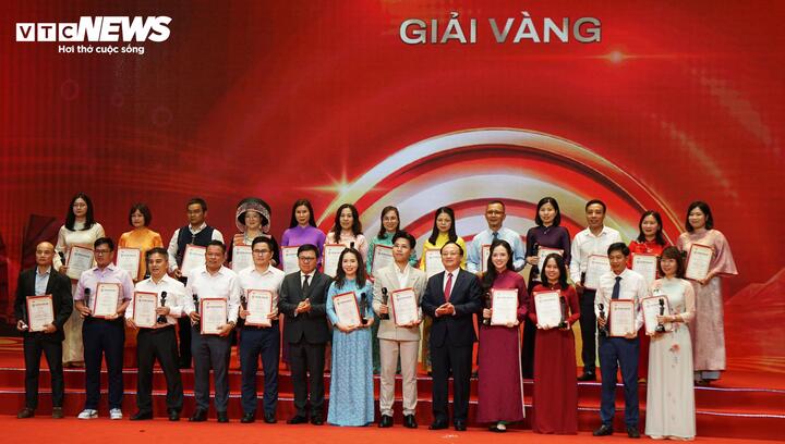 Ông Lê Quốc Minh, Tổng Biên tập Báo Nhân Dân, Chủ tịch Hội Nhà báo Việt Nam và ông Đỗ Tiến Sỹ, Tổng Giám đốc Đài Tiếng nói Việt Nam, Trưởng Ban chỉ đạo Liên hoan Phát thanh toàn quốc lần thứ XVII trao cho giải Vàng cho các tập thể và cá nhân xuất sắc đoạt giải Vàng thuộc các thể loại: Phóng sự, Phóng sự điều tra; Chương trình chuyên đề; Chương trình tiếng Dân tộc; Chương trình Phát thanh trực tiếp; Podcast.