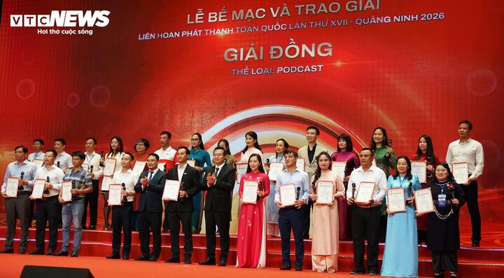 Ông Nguyễn Vũ Duy, Trưởng Ban Tổ chức cán bộ và Hợp tác quốc tế, Đài Tiếng nói Việt Nam và ông Nguyễn Thế Lãm, Giám đốc Báo và Đài PTTH tỉnh Quảng Ninh, Phó Trưởng Ban Tổ chức Liên hoan Phát thanh lần thứ XVII trao giải Đồng cho các tập thể và cá nhân đoạt giải thể loại Podcast. Trong đó, nhóm tác giả Báo Điện tử VTC News vinh dự lần đầu tham gia và đoạt giải Đồng tại hạng mục này.