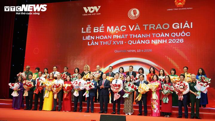 Tổng Giám đốc VOV Đỗ Tiến Sỹ tặng hoa cho các thành viên Hội đồng giám khảo tại Liên hoan Phát thanh toàn quốc lần thứ XVII.