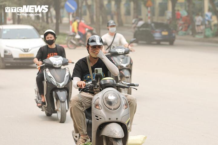 Người Hà Nội 'ngộp thở' giữa bụi mịt mù từ công trình xây dựng - 7