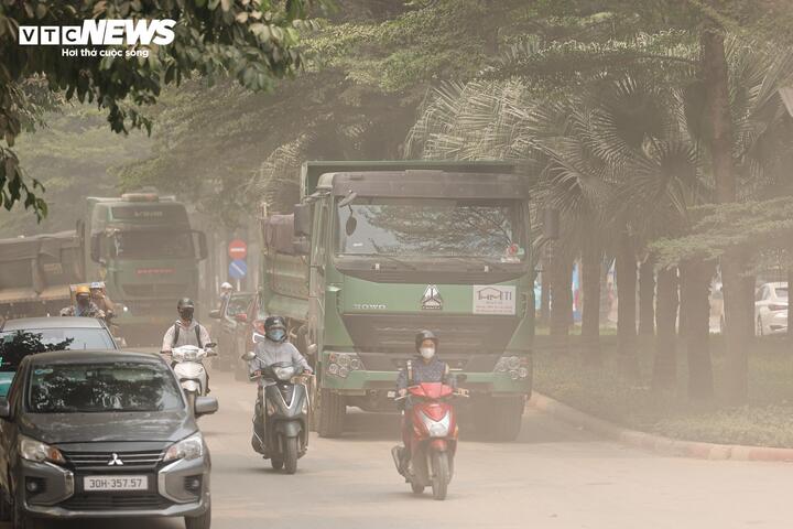 Thời gian qua, Hà Nội đồng loạt triển khai nhiều công trình hạ tầng trọng điểm, kéo theo lưu lượng xe chở vật liệu xây dựng gia tăng trên nhiều tuyến đường. Tuy nhiên, không ít công trường thi công còn thiếu che chắn, cùng với tình trạng xe vận chuyển đất, cát, đá làm rơi vãi ra đường, khiến bụi mịn phát sinh dày đặc, bao phủ nhiều tuyến phố, ảnh hưởng mỹ quan đô thị và tiềm ẩn nguy cơ mất an toàn giao thông.