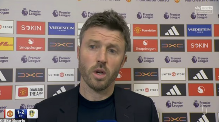 HLV Michael Carrick cho rằng dành cho Lisandro Martinez là “một trong những quyết định tệ nhất” ông từng chứng kiến. (Nguồn: Sky Sports)