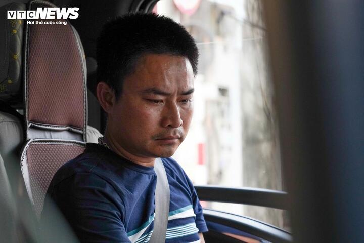 “Có hôm đang vội mà đúng giờ mở cầu thì đành đứng chờ. Ngày thường thì chờ khoảng 10 - 15 phút là qua được, nhưng vào dịp lễ, Tết hoặc giờ cao điểm, có khi phải đợi cả tiếng đồng hồ. Bất tiện nhất là những khung giờ mở cầu cho tàu thuyền qua lại, người dân hai bên bờ chỉ còn cách đứng nhìn”, nam tài xế chia sẻ.